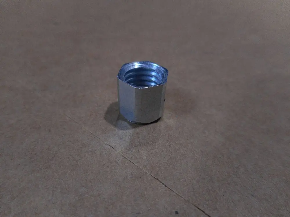 Aluminium-Mutter mit Innengewinde, geeignet für Brennerflansche. Bestandteil des Remeha Heizsystems. Klar erkennbar ist die sechseckige Form.